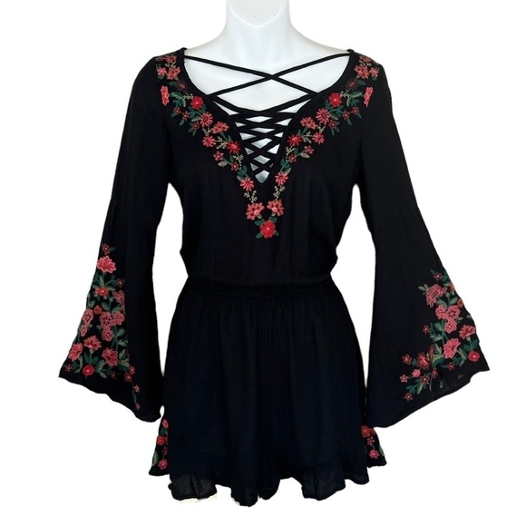 American Eagle Floral Embroidered‎ Detail Bell Sleeve Short Romper - Picture 2 of 14